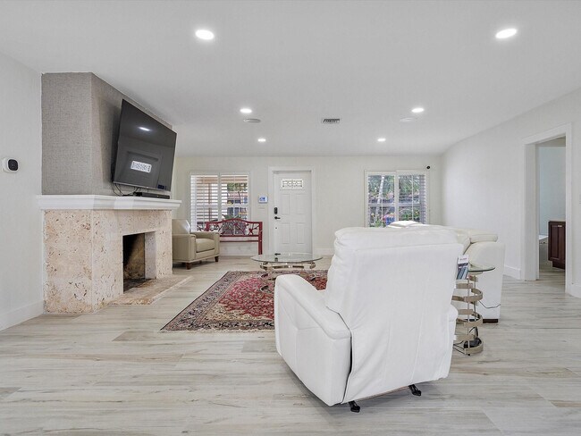 Building Photo - 411 Poinciana Dr