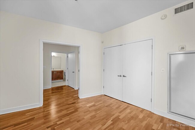 Building Photo - 744 N Clark St