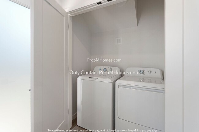 Building Photo - Modern Apartment in the Heart of NE! Half ...