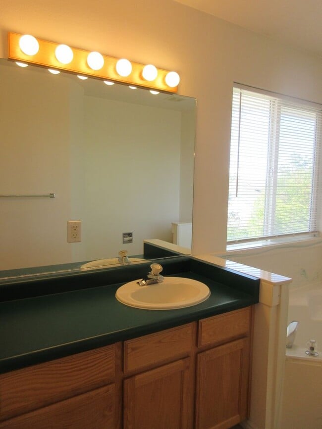 Building Photo - 461 E Cobblecreek Dr