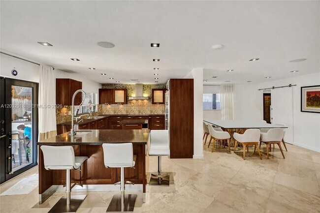 Building Photo - 2075 Ixora Rd