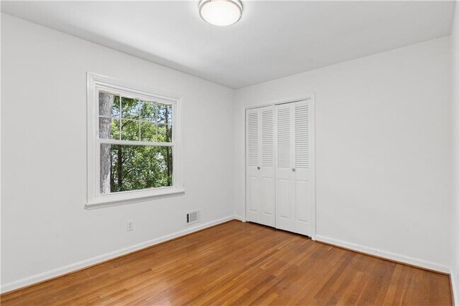 Building Photo - 800 Glenairy Dr NE
