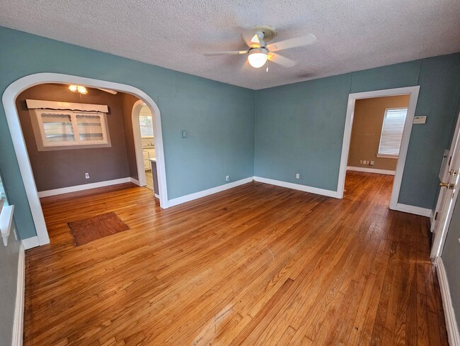 Building Photo - (2) Bed/(1) Bath Avail NOW! Hardwood Floors!