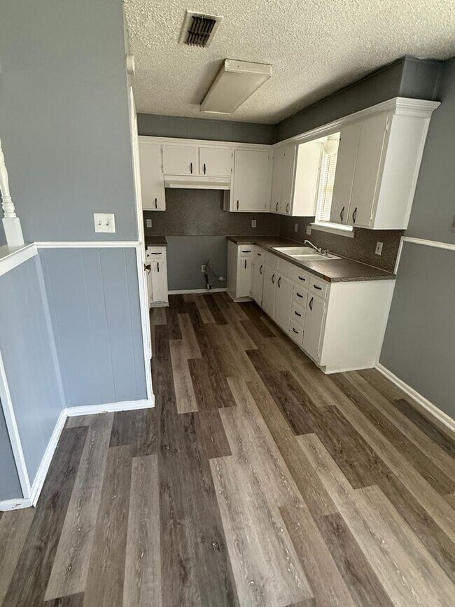 Building Photo - $0 First Month's Rent / $0 Deposit at Move-in