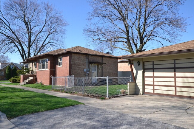 Building Photo - 2900 W 101st Pl