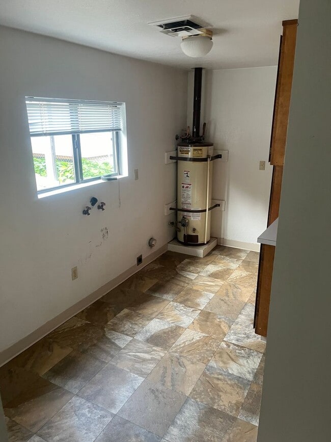 Building Photo - Nice 2 bedroom, 1 bath with yard.