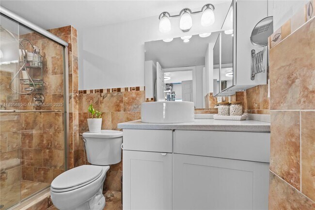 Building Photo - 3301 N Country Club Dr