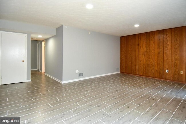 Building Photo - 14 Fenceline Dr