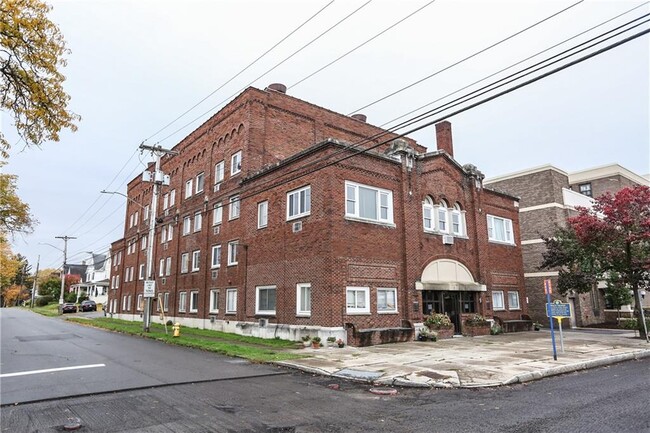 Primary Photo - 404 Main St