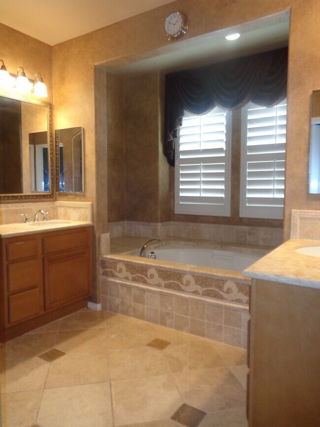 Building Photo - Custom executive home in gated community 1...