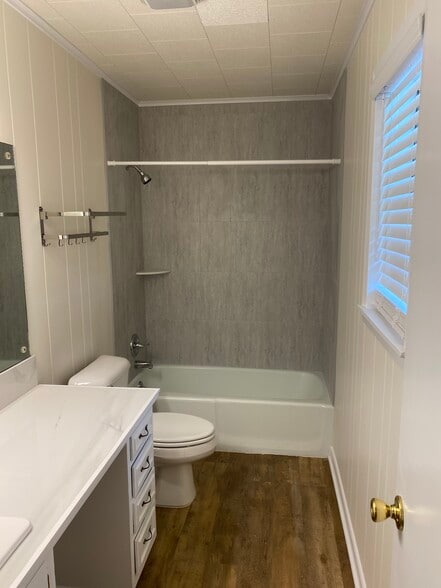 Master bath - 738 Granger St