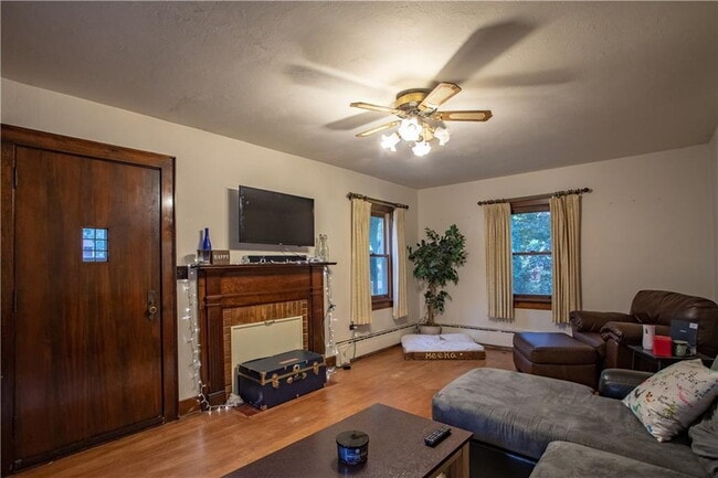 Building Photo - 3 bedroom, 1 bathroom Home With Garage