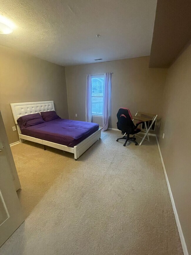 Building Photo - 2 Bed + Office Condo | Pool, Garage & Flexible Move-In