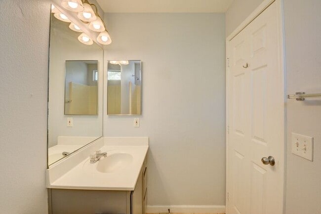 Building Photo - BEAUTIFUL 2 STORY SINGLE FAMILY HOME WITH 3 BEDROOMS AND 2.5 BATHS LOCATED IN SOUTHWEST