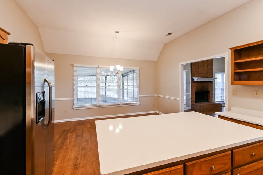 Building Photo - 4430 Highgrove Dr