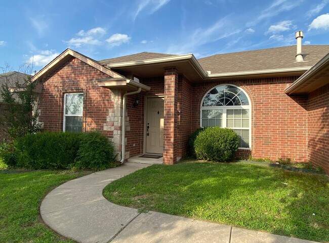 Building Photo - First Month Free!  Recently Remodeled!