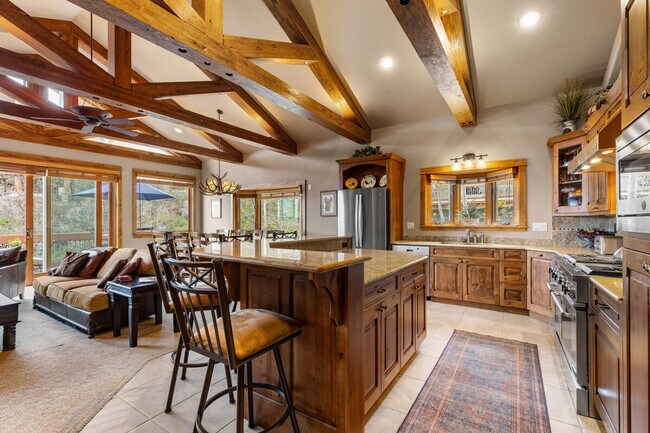Building Photo - 2137 Overlook Dr