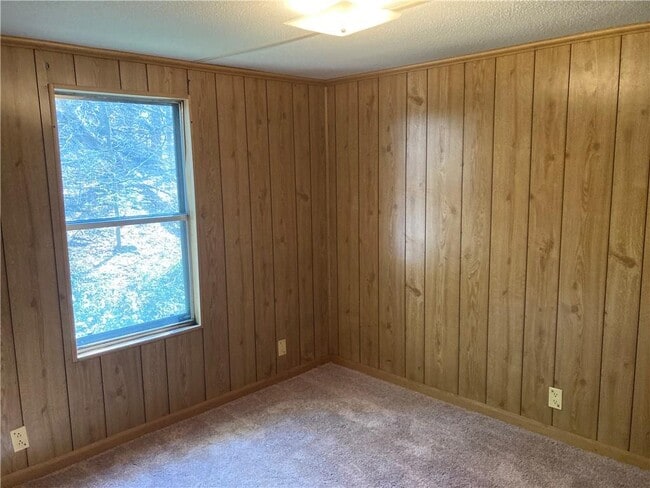 Building Photo - 2 Maple Leaf Dr