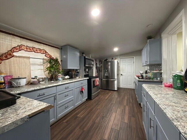 Building Photo - 2615 N Beaumont Ave