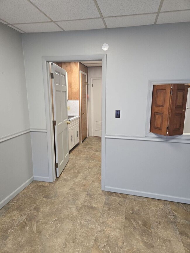 Building Photo - 203 Lincoln Way E