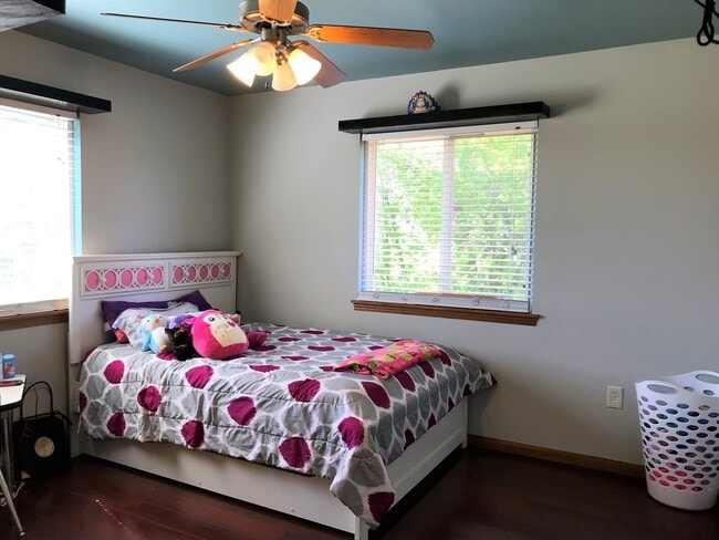 Building Photo - Fenced-in Yard + West Side of Manhattan + Washer & Dryer Included + 2-Car Garage! Available July ...