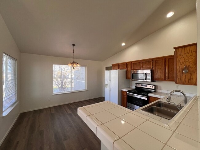 Building Photo - Cute 2 bedroom home located in Donner Trails!