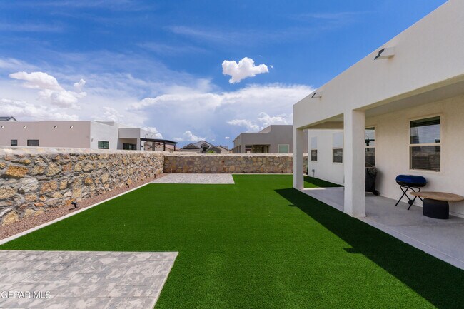 Building Photo - 828 Paseo Solar Dr