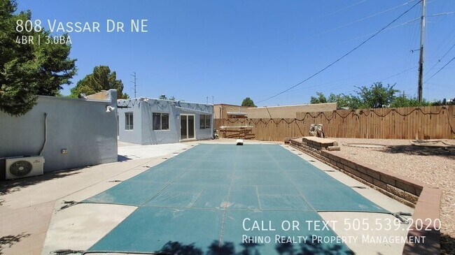 Building Photo - 808 Vassar Dr NE