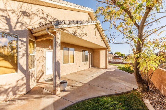 Building Photo - Shadow Mountain 3-Bedroom, 2-Bathroom Home...