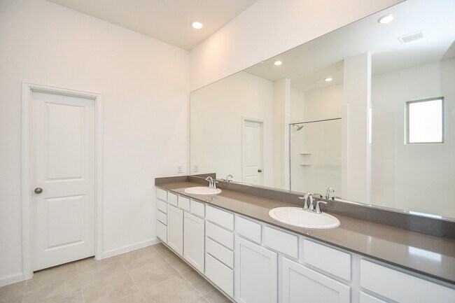 Building Photo - 5624 Frst Cv Dr