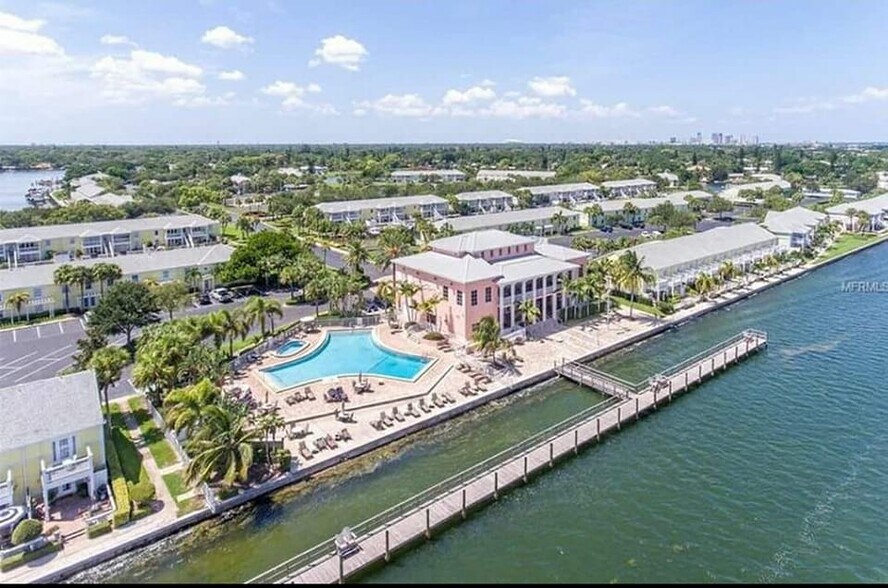 Building Photo - 5200 Coquina Key Dr SE