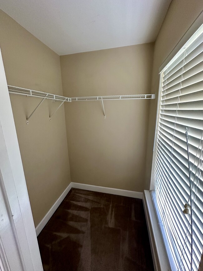 Bedroom 2 closet - 8608 Gauphin Pl