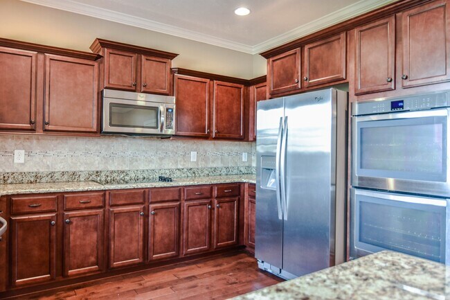 Building Photo - Pet Friendly Three Bedroom with Bonus!