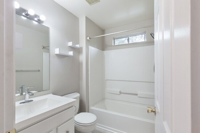 Building Photo - 3bd/2ba Duplex Unit w/ Garage in Ideal Loc...