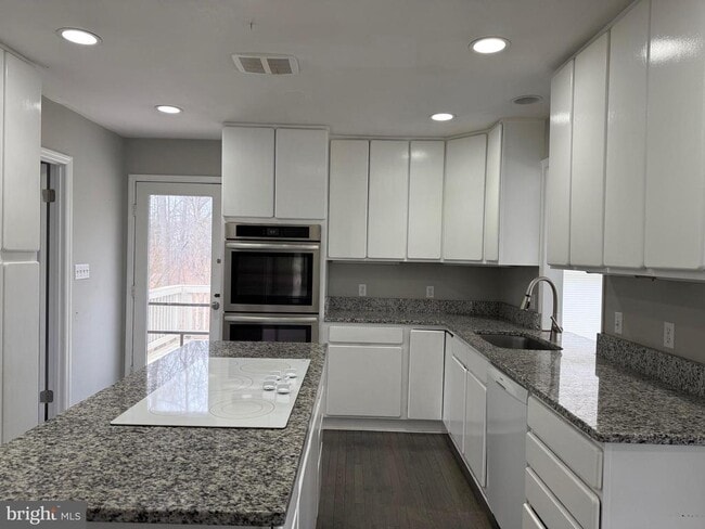 Building Photo - 63 Lincoln Dr