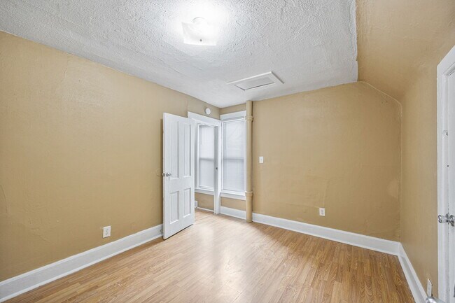 Building Photo - 744 Diamond Ave