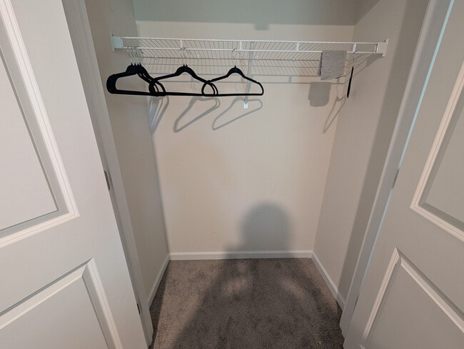 Building Photo - Room in Apartment on North Mills Rd