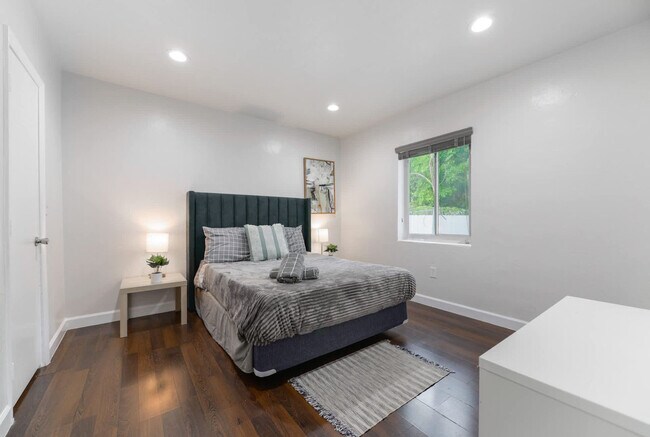 Building Photo - 6715 NE Miami Pl