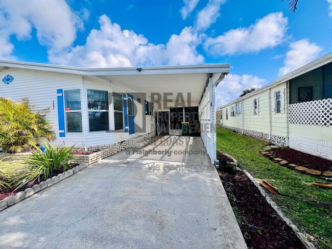 Building Photo - 202 Fan Palm Ln