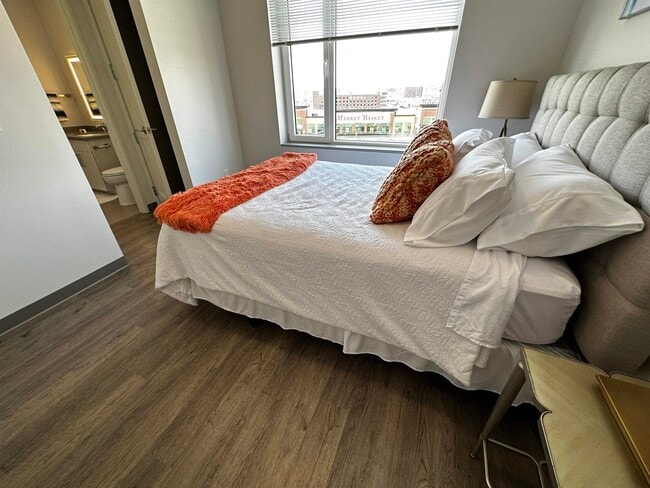 Building Photo - 409 Elm St