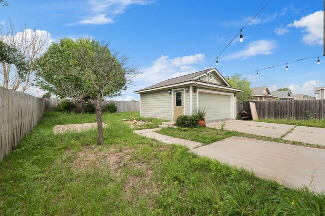 Building Photo - A cute cottage home in Settler's Overlook