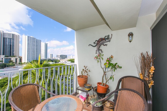 Building Photo - 1511 Nuuanu Ave