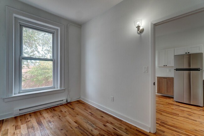 Building Photo - 522 Elm St