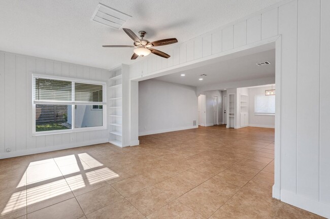 Building Photo - Modern Sarasota 3 Bedroom Home With Separa...