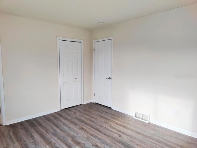 Building Photo - 478 Robbe Ave