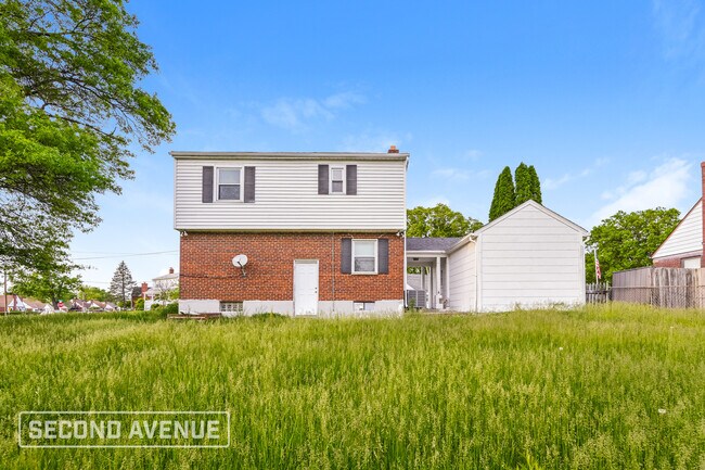 Building Photo - 5589 Raceview Ave