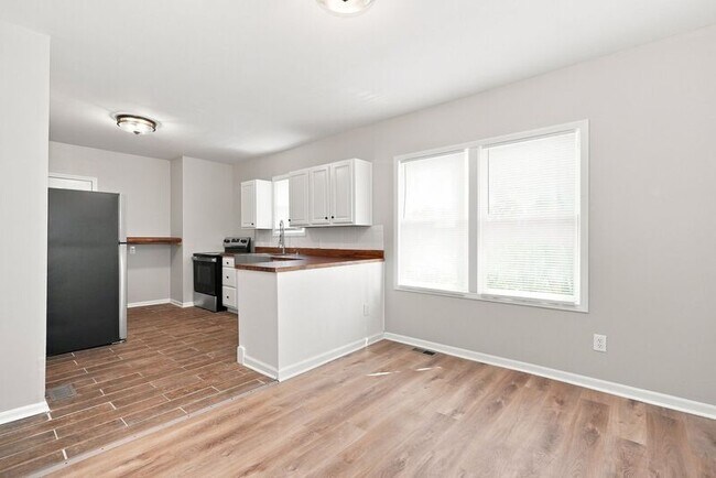 Building Photo - 846-848-848 Reinhard Ave