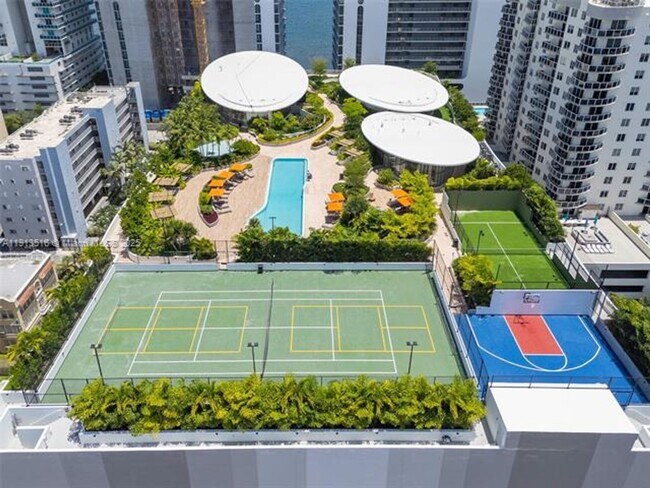 Building Photo - 700 NE 24th St