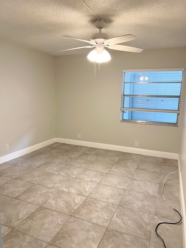 Building Photo - 150 Burgandy Way