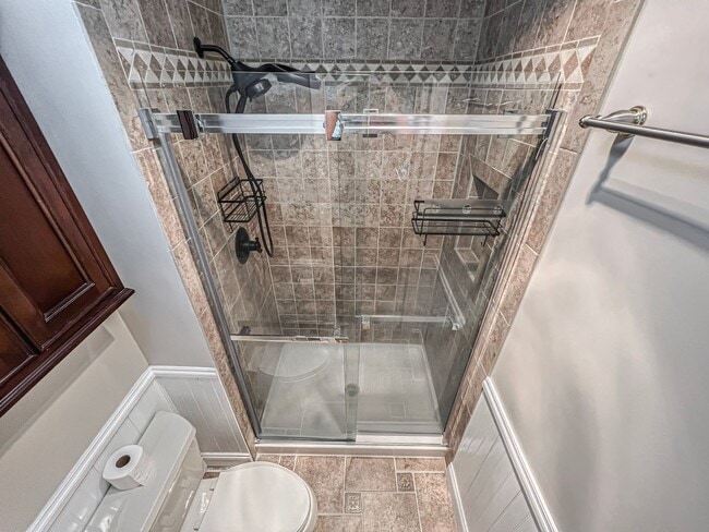 Building Photo - Remarkable Home With Spacious Deck And Detached Parking In A Quiet Cul De Sac In Woodbine Woods